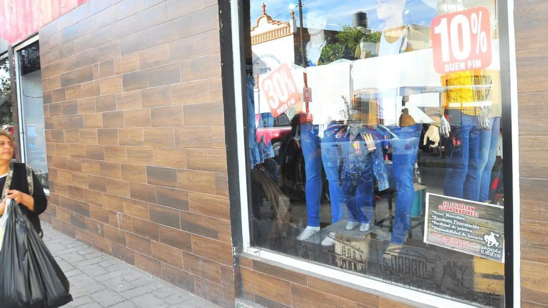 Mujer frente a aparador de tienda